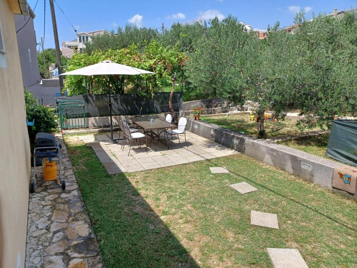 Big apartment with garden Solin Buitenkant foto
