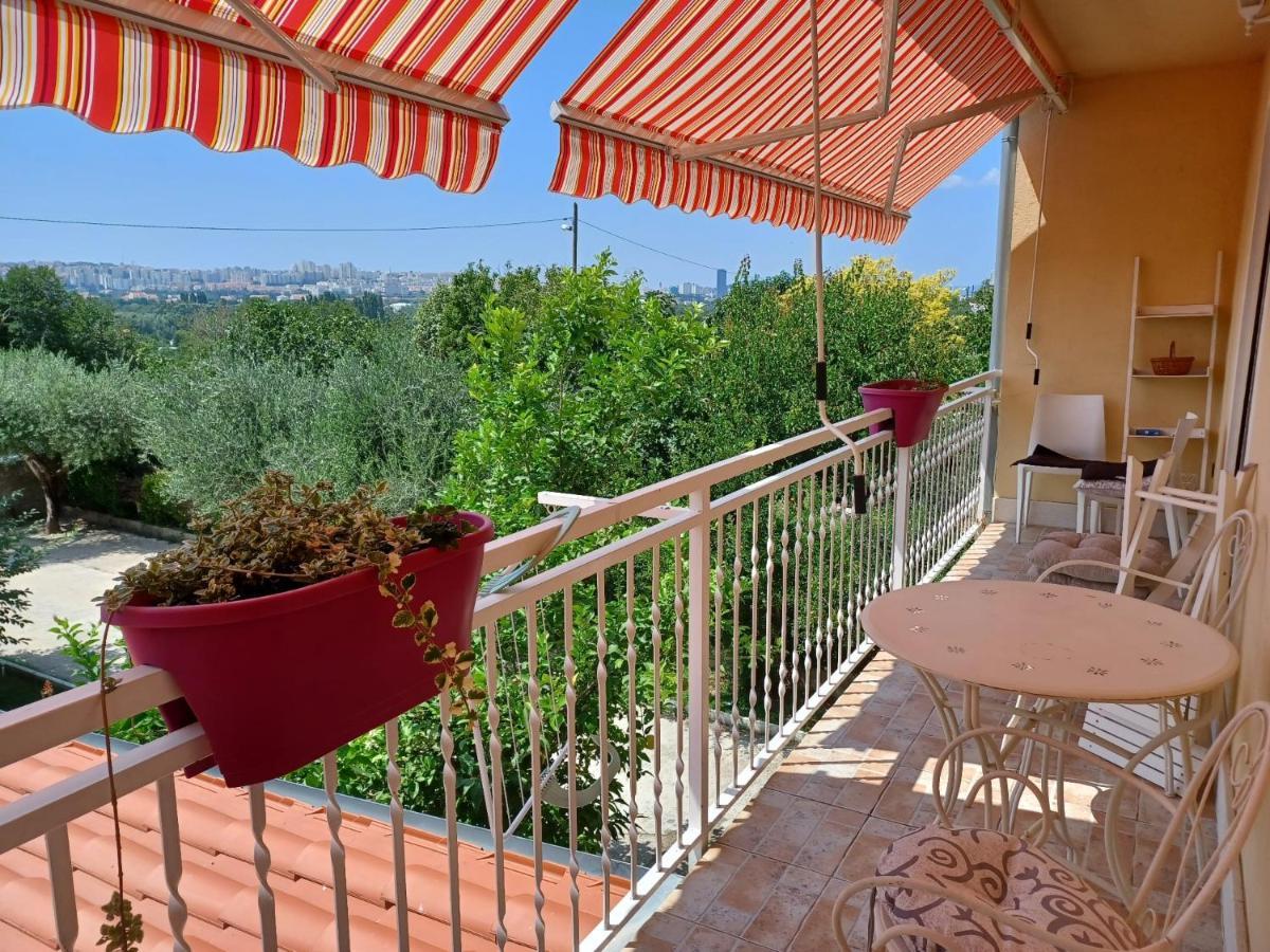 Big apartment with garden Solin Buitenkant foto