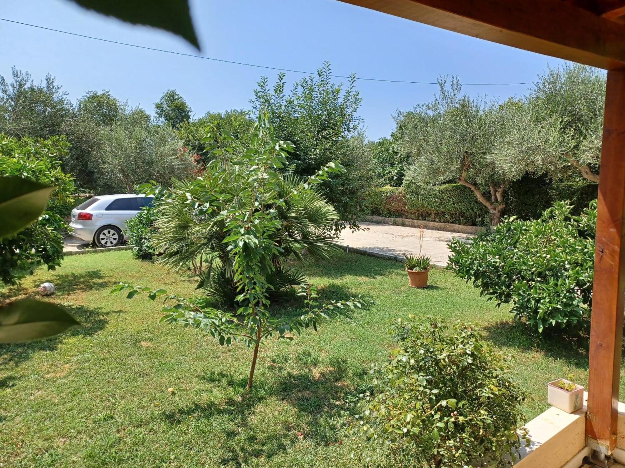 Big apartment with garden Solin Buitenkant foto