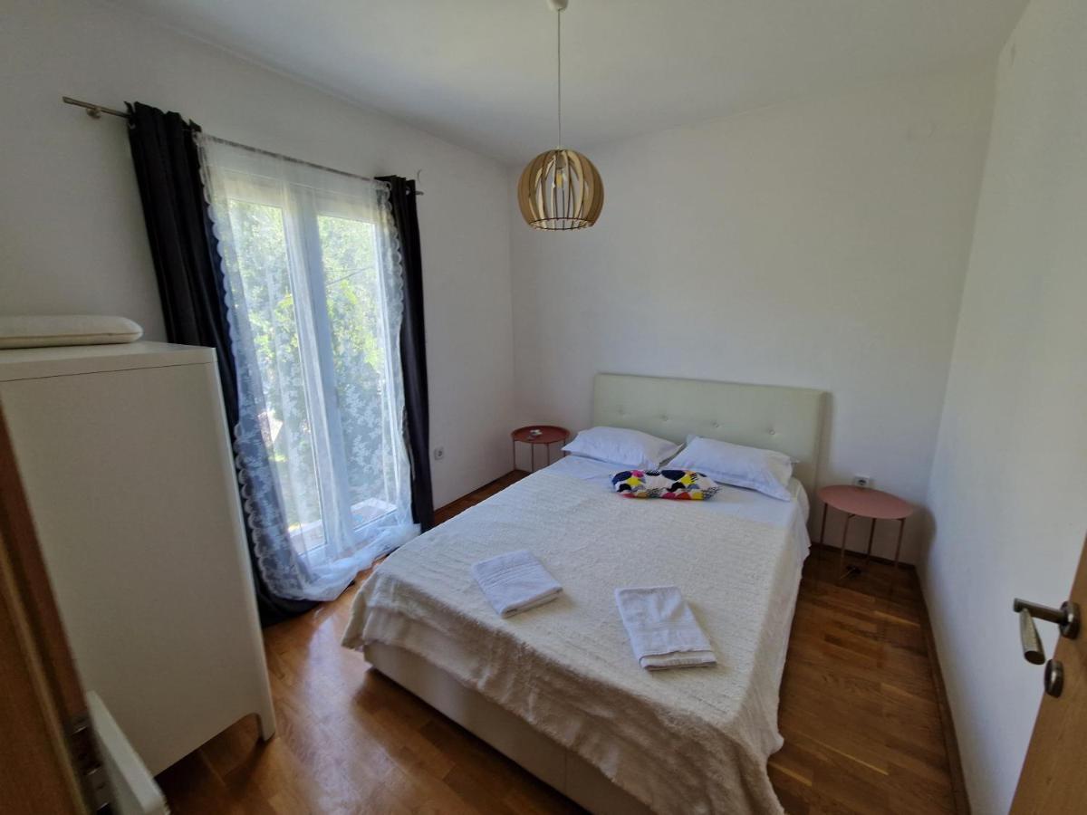 Big apartment with garden Solin Buitenkant foto